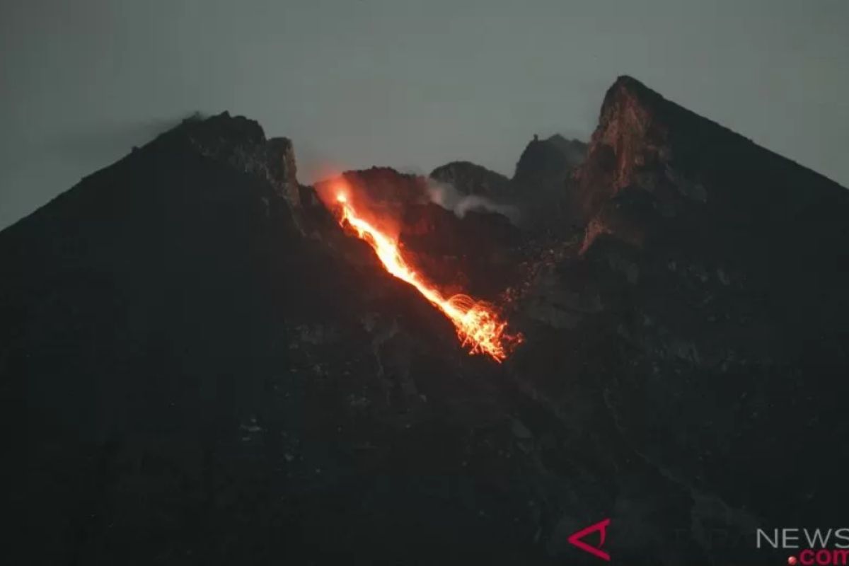 Mount Merapi belches incandescent lava 15 times on Sunday