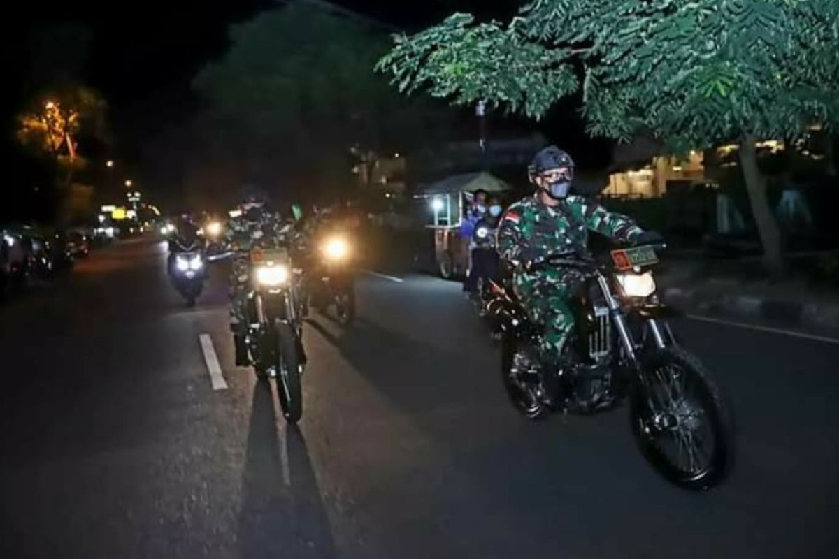 Pangdam XII/Tpr dengan sepeda motor patroli dan tinjau Posko PPKM di Pontianak