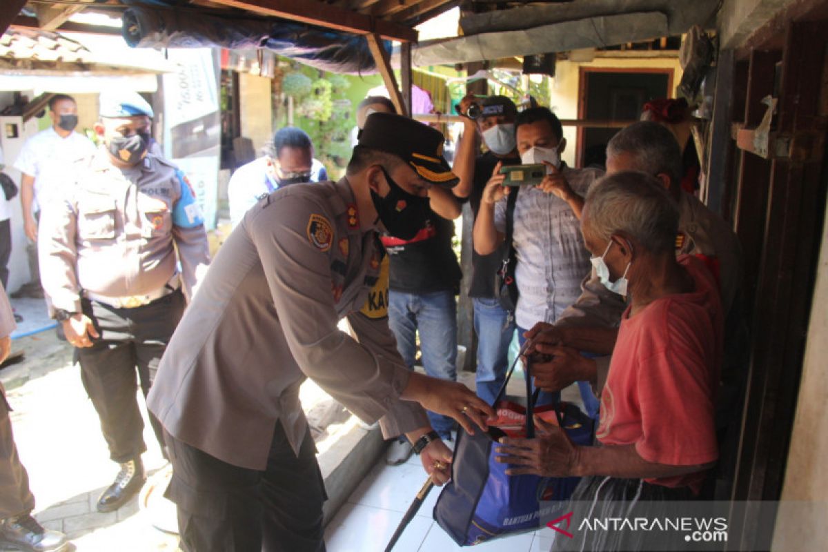 Polres Pekalongan Kota gandeng wartawan salurkan bansos terdampak COVID-19