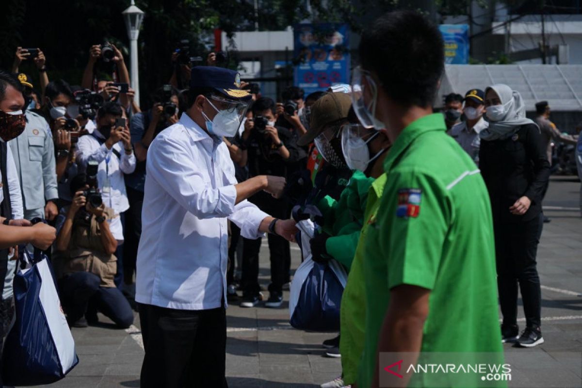 Dua Menteri berikan paket bansos paket sembako di Kota Bogor