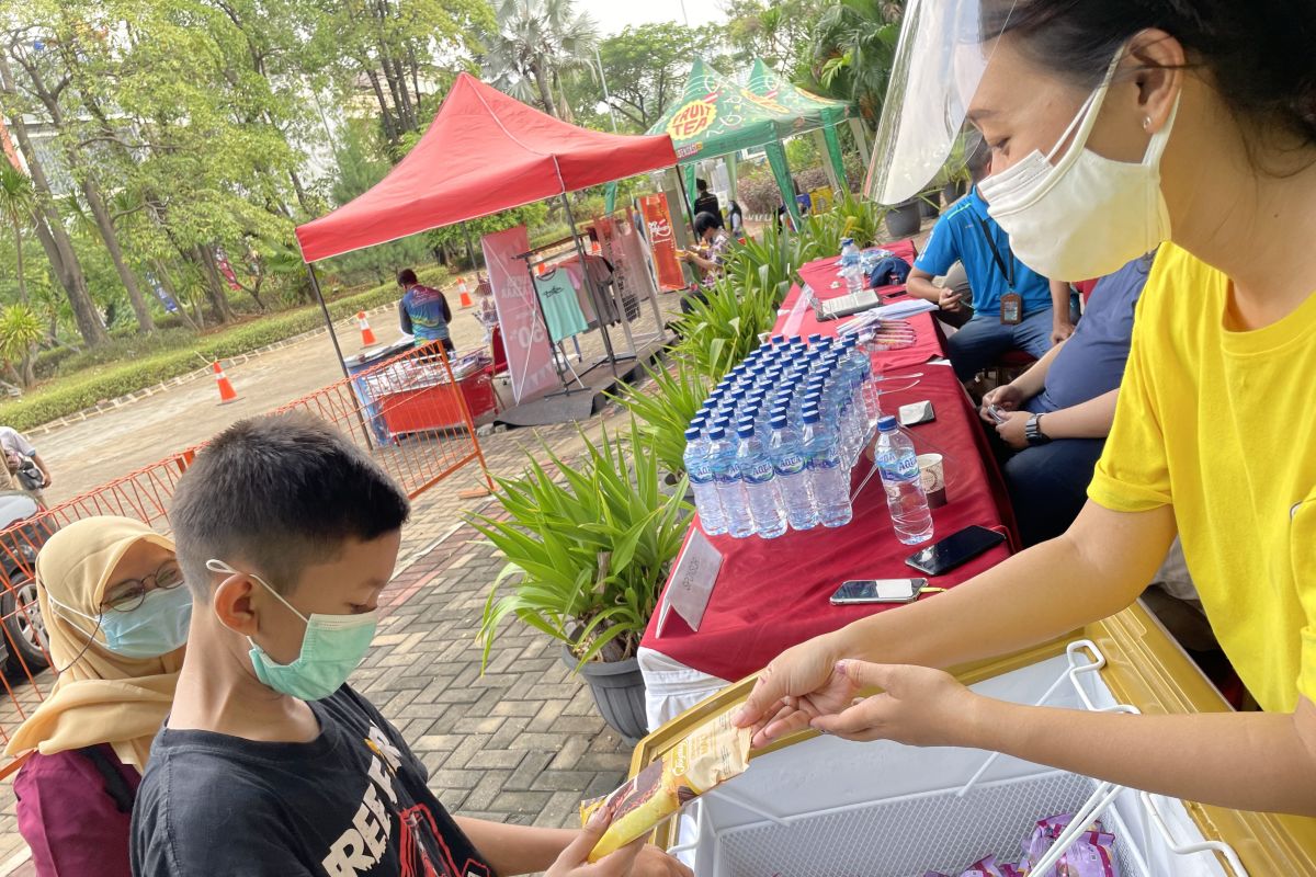 10.000 es krim dibagikan di sentra vaksinasi Jakarta untuk memberi keceriaan