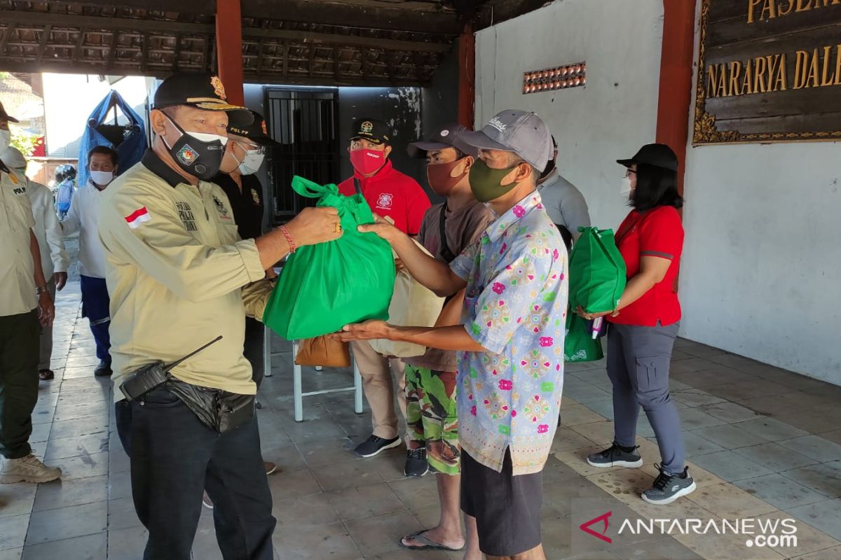 Tim Yustisi Denpasar bagikan sembako saat PPKM