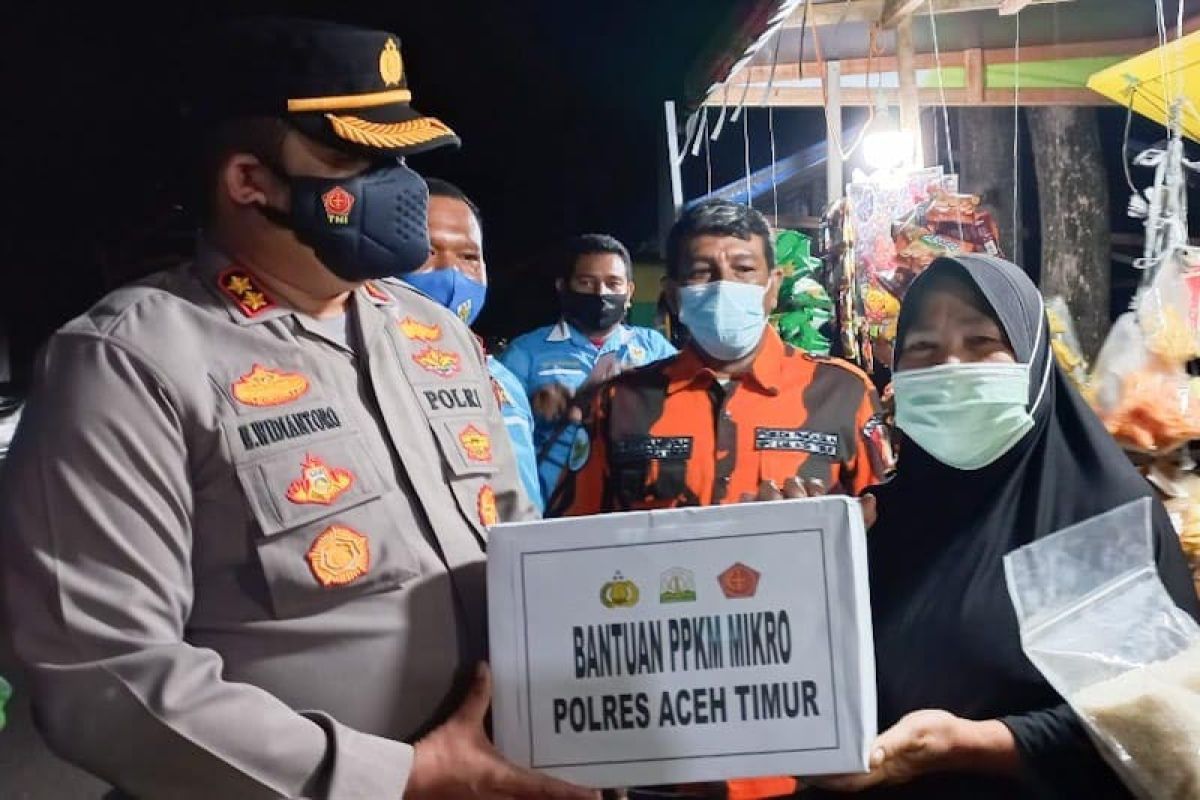 Polisi bagi puluhan paket bansos untuk masyarakat terdampak PPKM