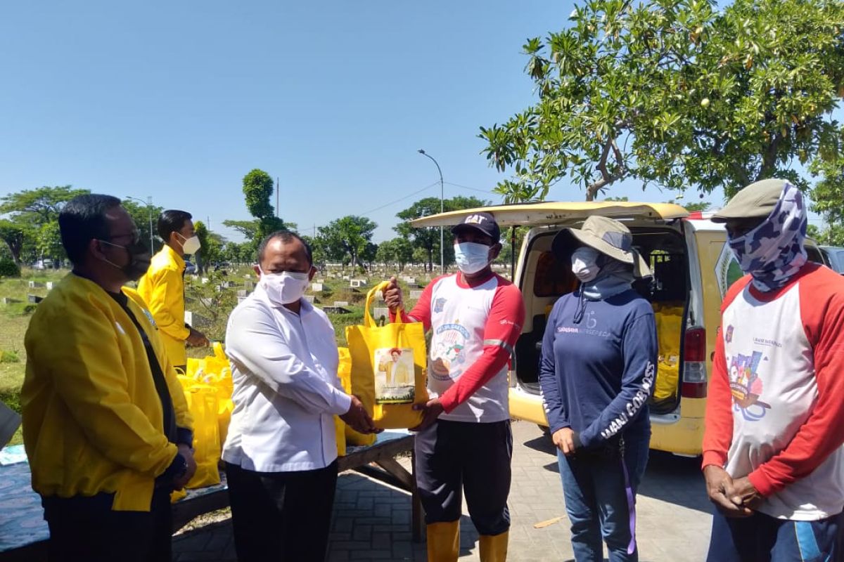 Golkar bagikan ratusan bingkisan  sembako ke petugas pemakaman TPU Keputih Surabaya