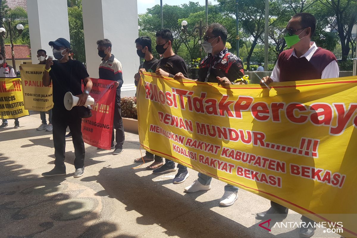 Kirab duduki DPRD Bekasi sampaikan mosi tidak percaya