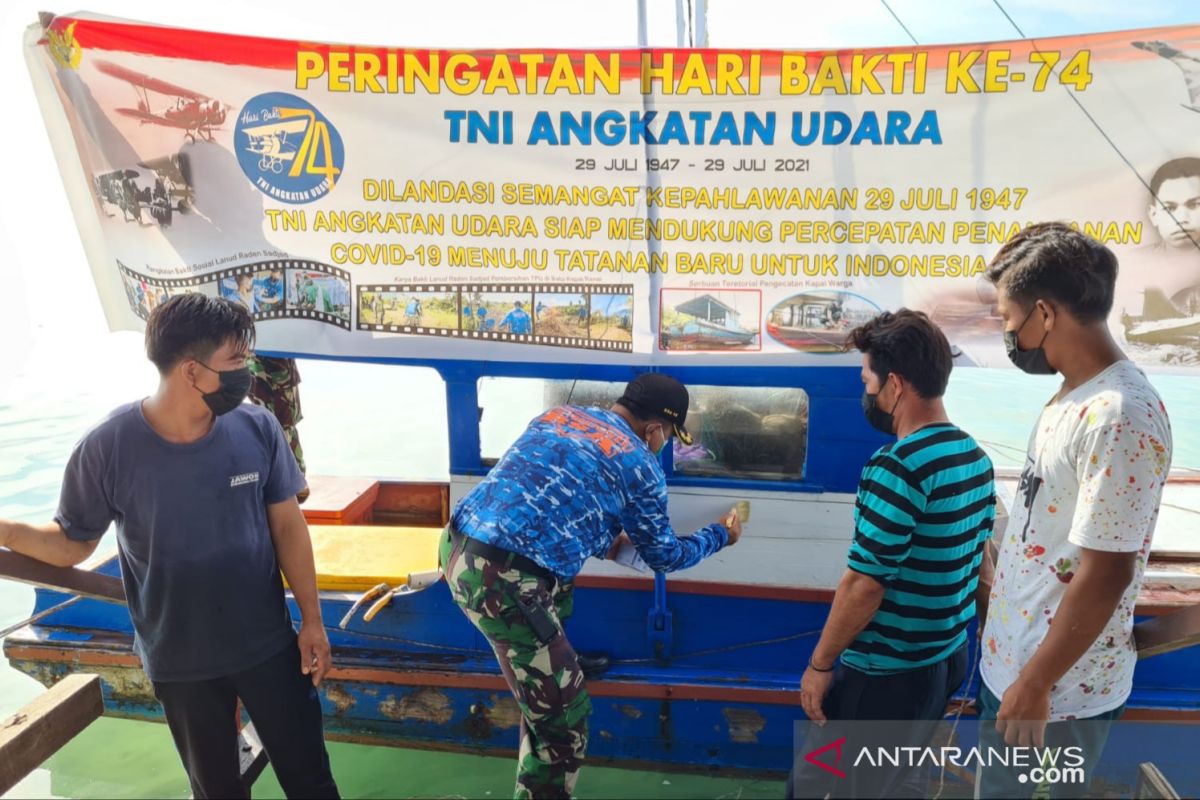 Peduli COVID -19 Lanud RSA bantu cat kapal nelayan