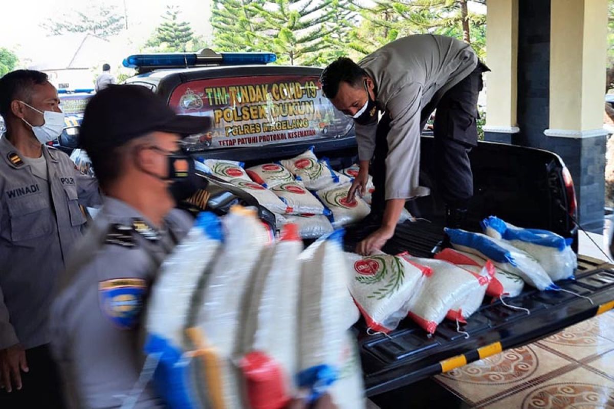 Polres Magelang bagikan 2.000 paket sembako kepada warga terdampak