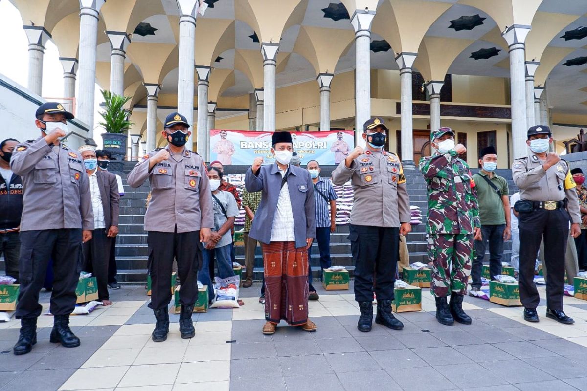 Sebanyak 287 marbot masjid di Kediri dapat bantuan selama PPKM