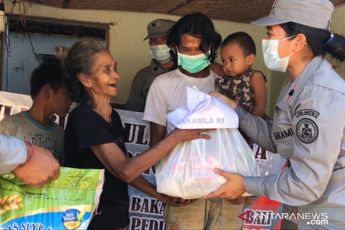 SPKKL Bali salurkan bantuan beras bagi masyarakat pesisir terdampak PPKM