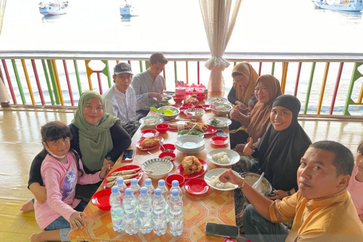 Pengelola warung makan di pesisir Takalar terkena dampak PPKM Makassar