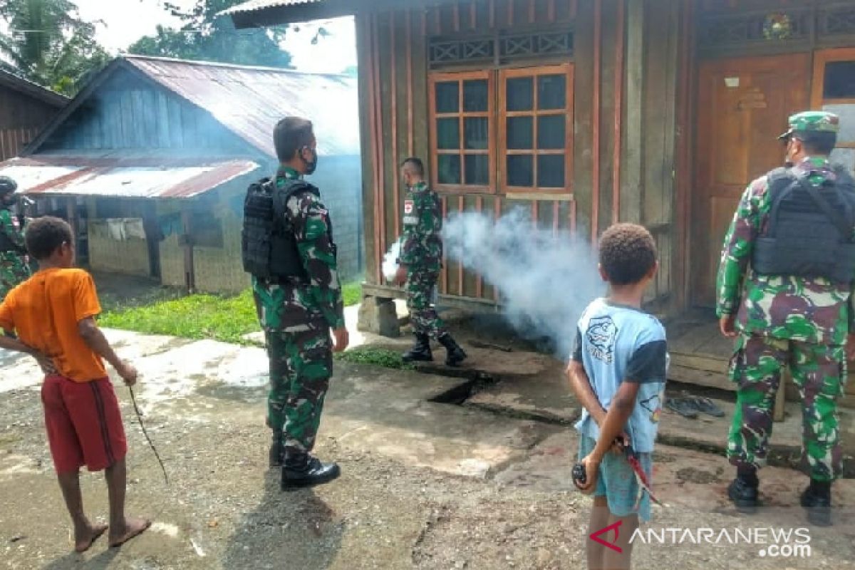 Satgas TNI lakukan fogging rumah warga perbatasan Papua cegah penyakit