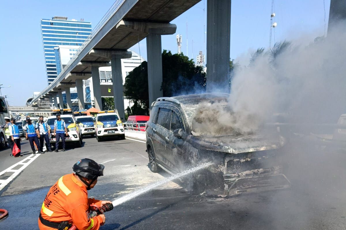 Mobil pegawai Setjen DPR terbakar saat melaju di tol