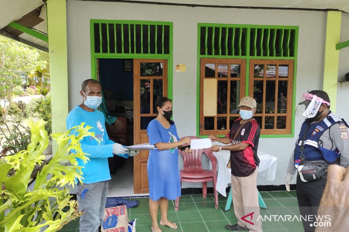 135 pasien COVID-19 Teluk Wondama dapat bantuan bahan makanan