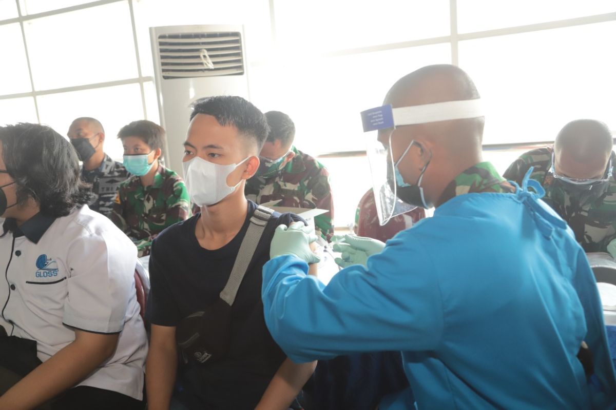 Pelindo III gandeng TNI AL suntikan 1.000 dosis vaksin pekerja maritim di Tanjung Perak