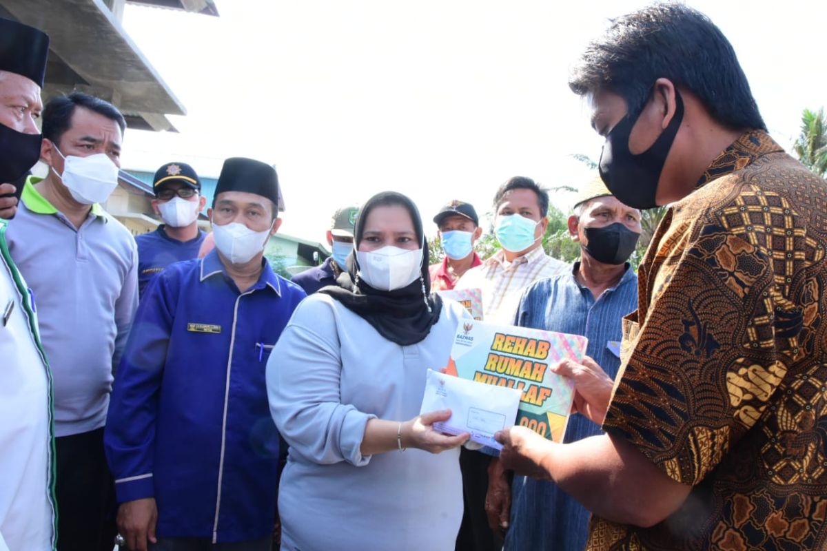 Bupati Bengkalis serahkan bantuan ke korban kebakaran