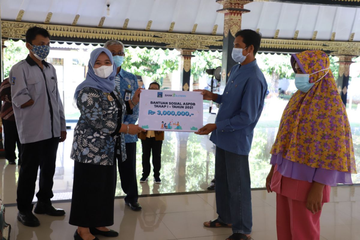 Dinsos Sleman menyalurkan bantuan bagi penyandang disabilitas berat