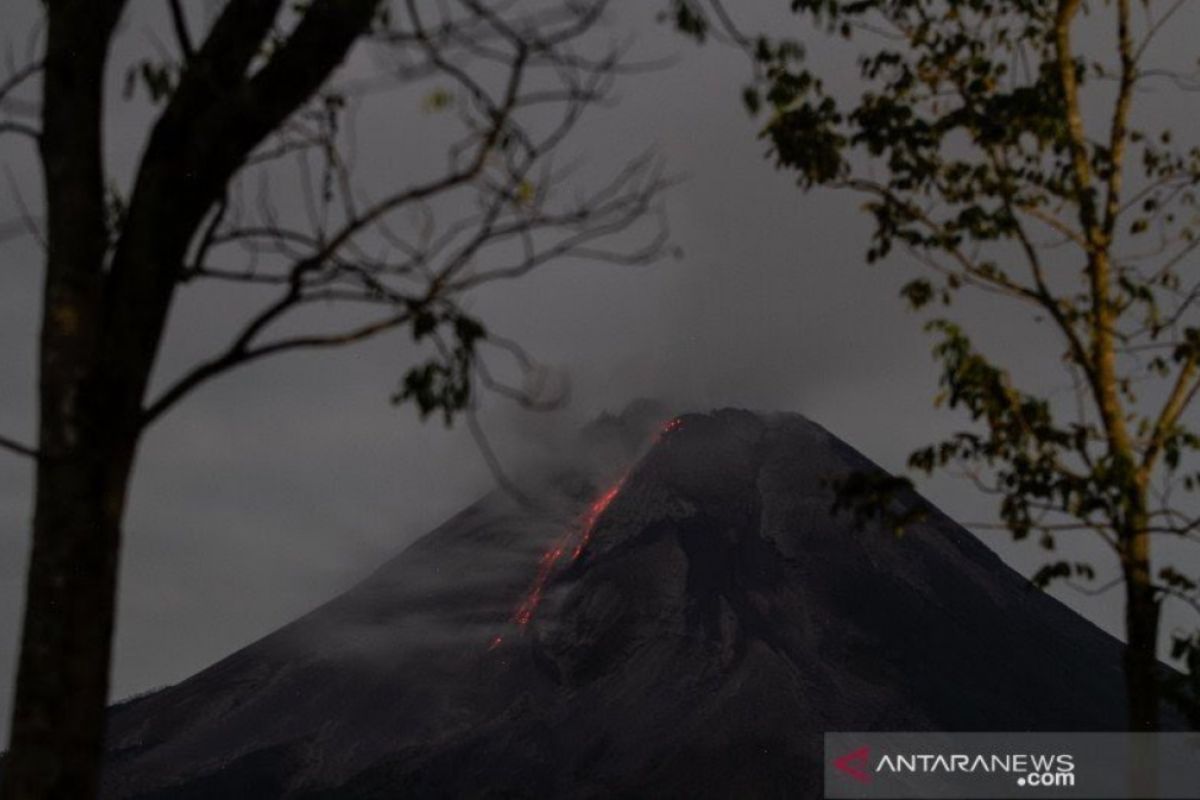 Titik api dua kali terpantau di lereng barat daya Gunung Merapi