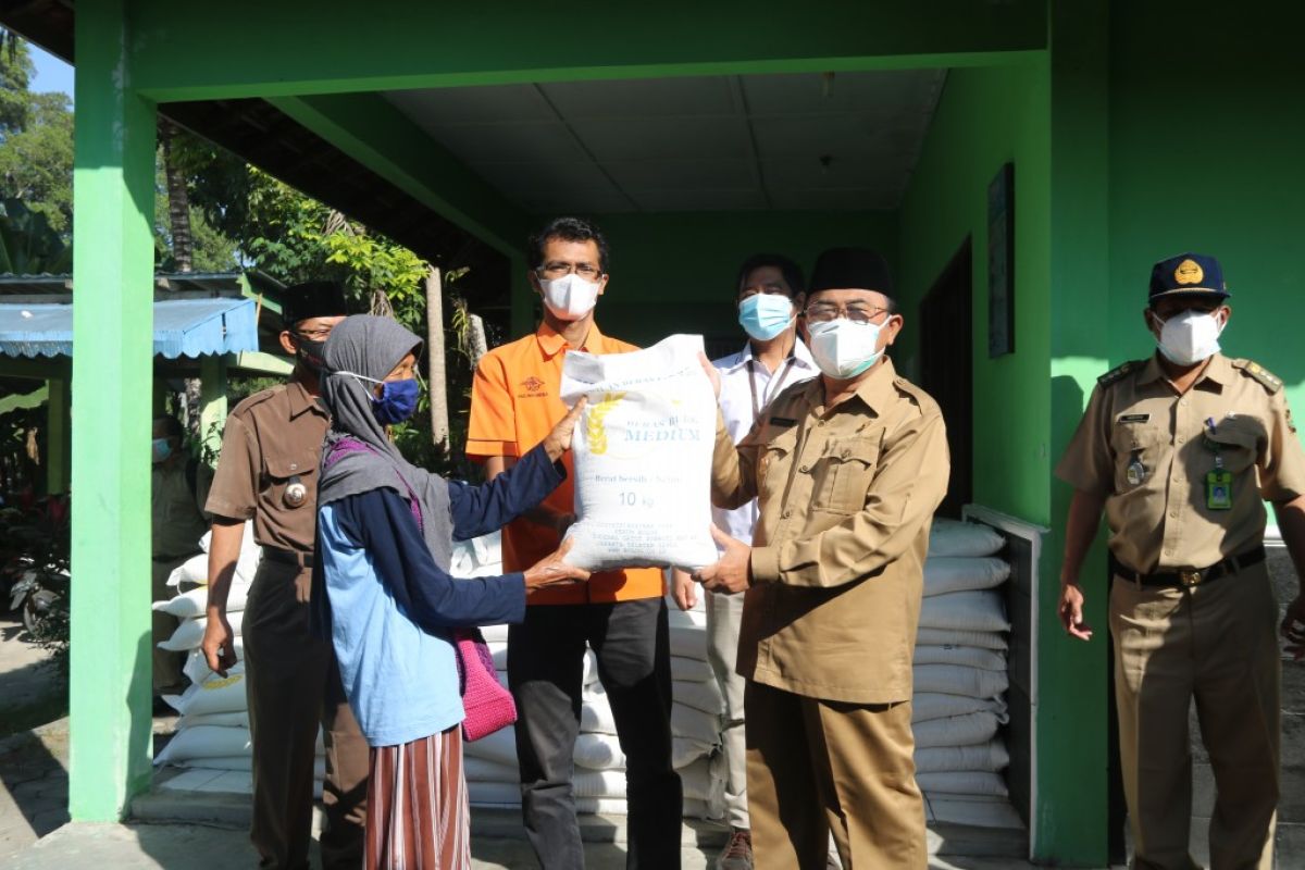 Kulon Progo menyalurkan bantuan sosial kepada keluarga penerima manfaat