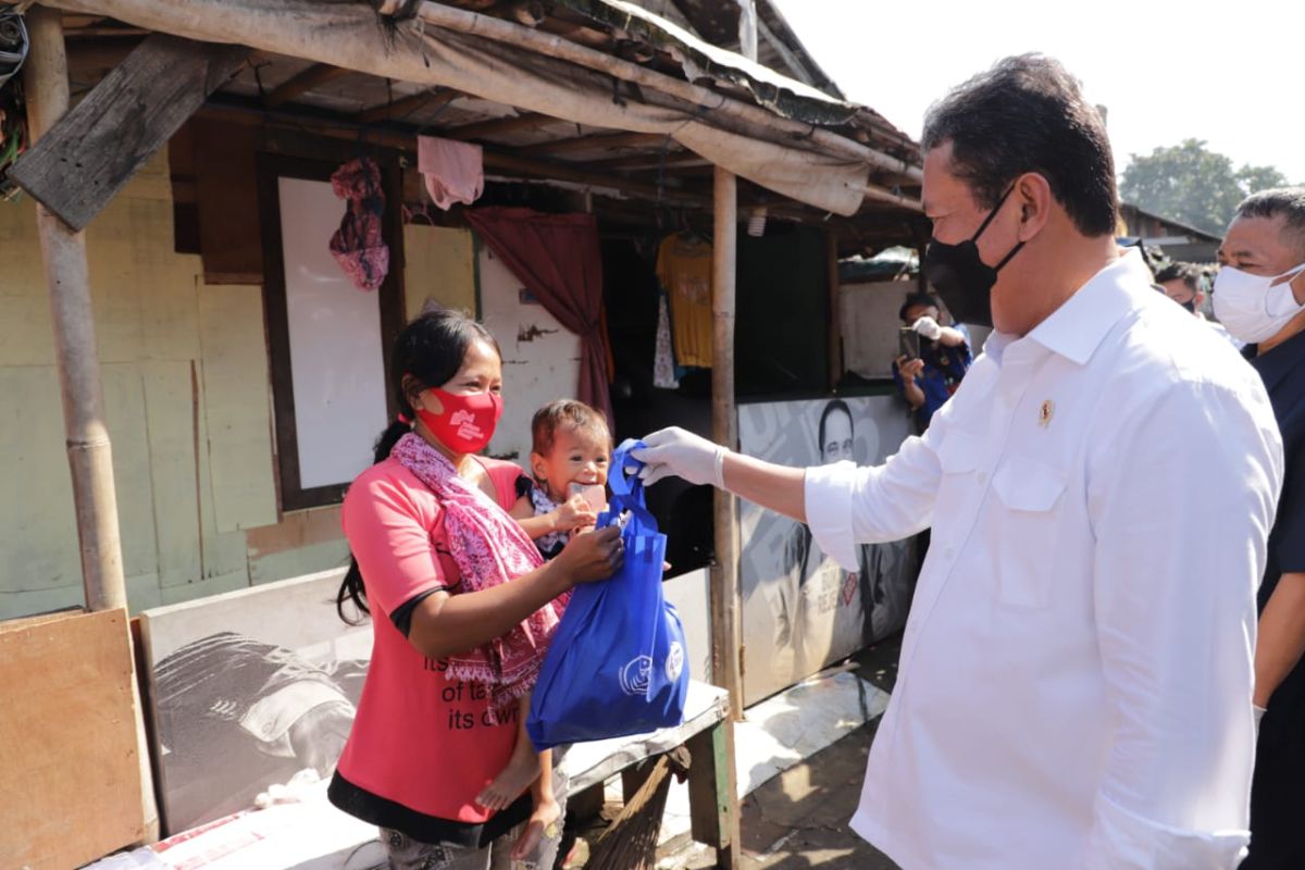 KKP bagikan satu ton ikan di Bantargebang untuk tingkatkan imun