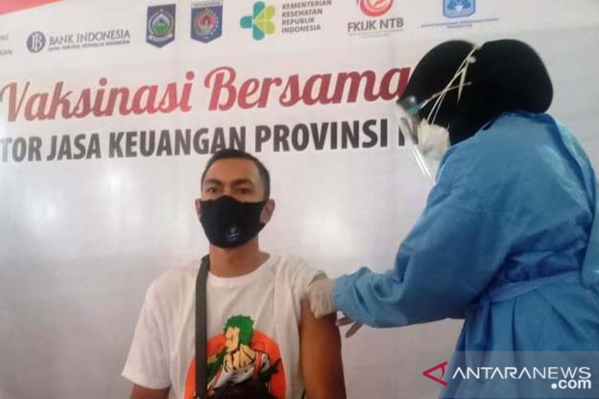 Ribuan karyawan lembaga jasa keuangan di NTB menjalani vaksinasi COVID-19