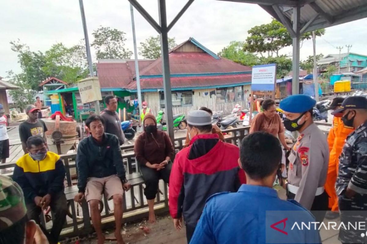 Enam penumpang perahu motor ditemukan selamat di pulau Yapero Mimika