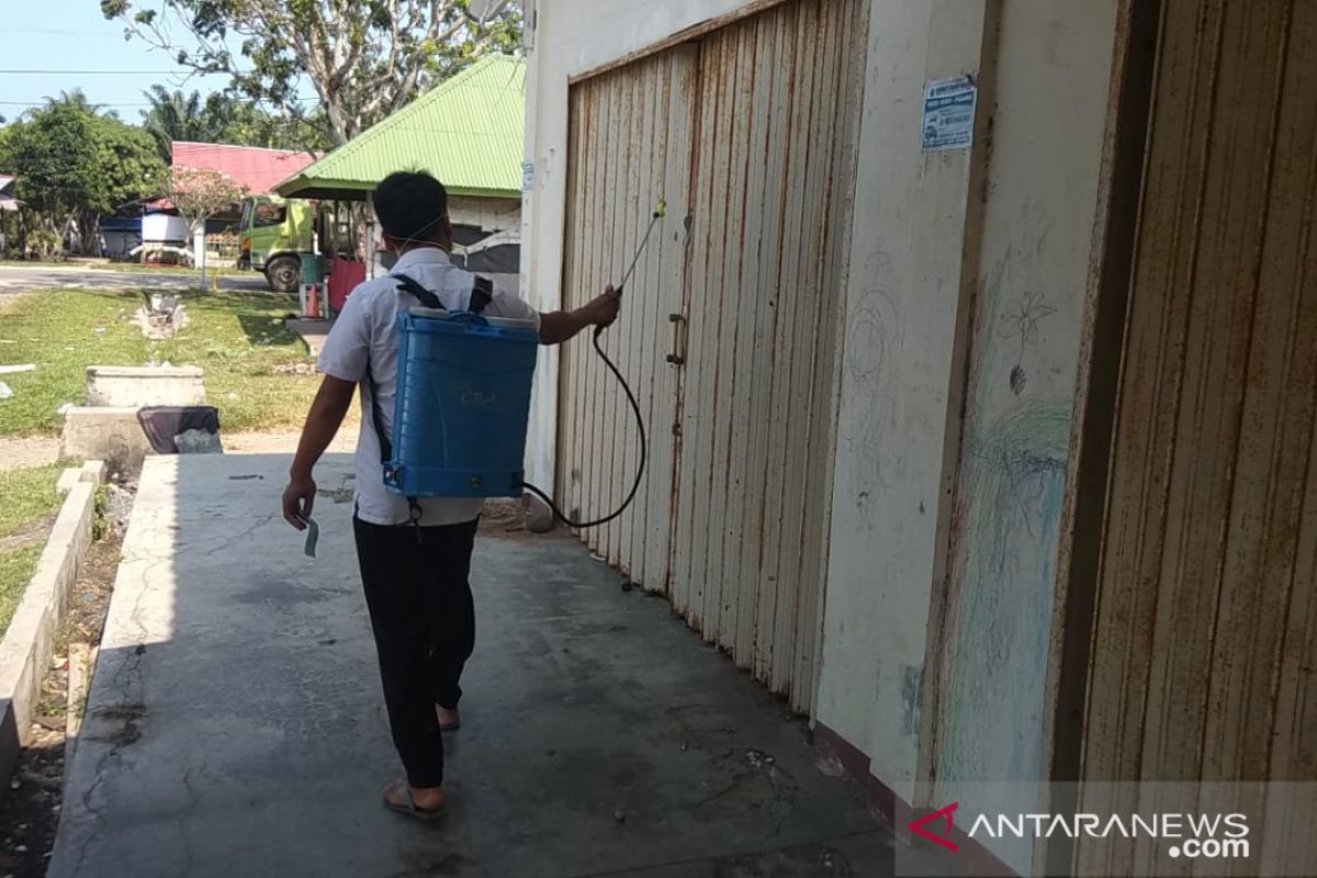 Disperindagkop Mukomuko rutin semprotkan disinfektan di pasar