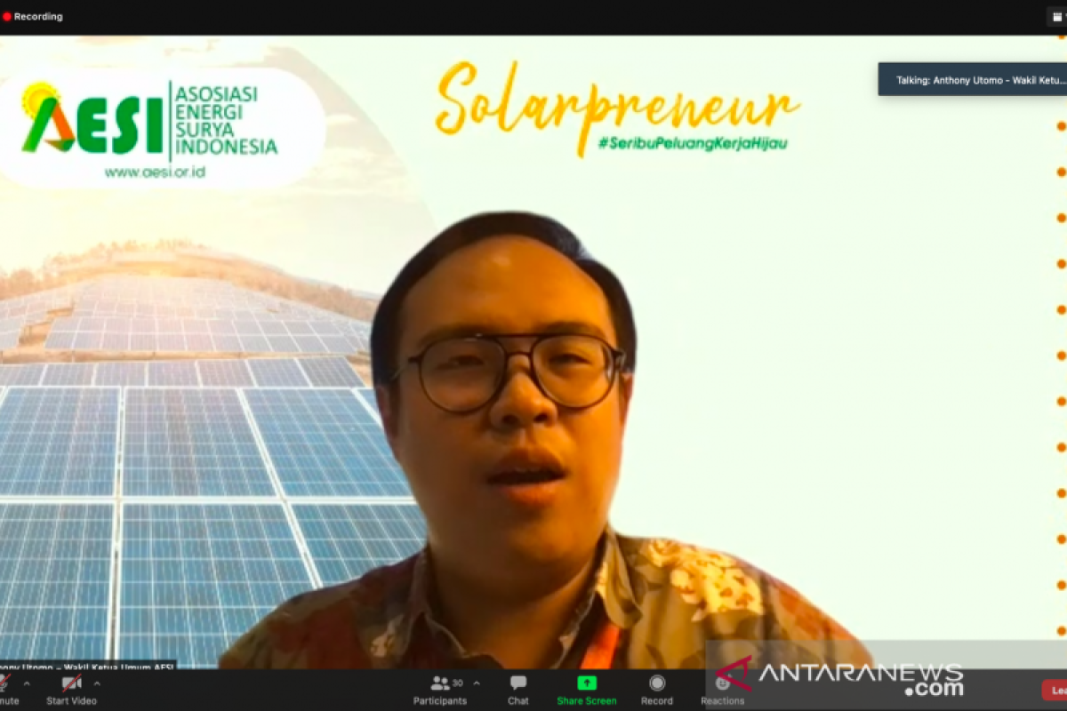 AESI: Cicilan solar sel lebih murah ketimbang harga rokok