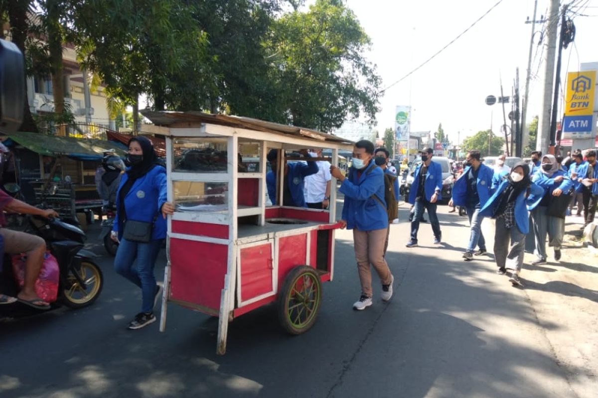 Batal gelar demo, BEM UM Jember bagi-bagi sembako