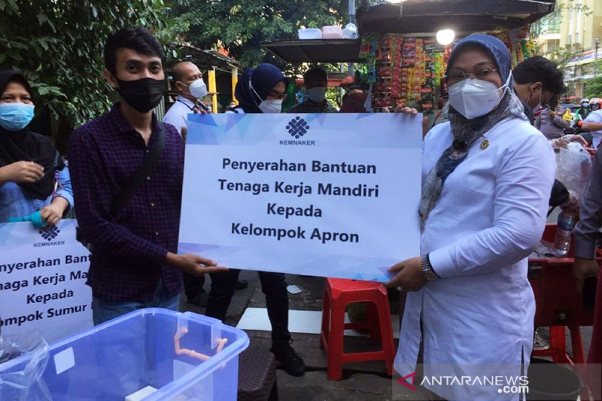 Menaker salurkan bantuan untuk pedagang di Kemayoran