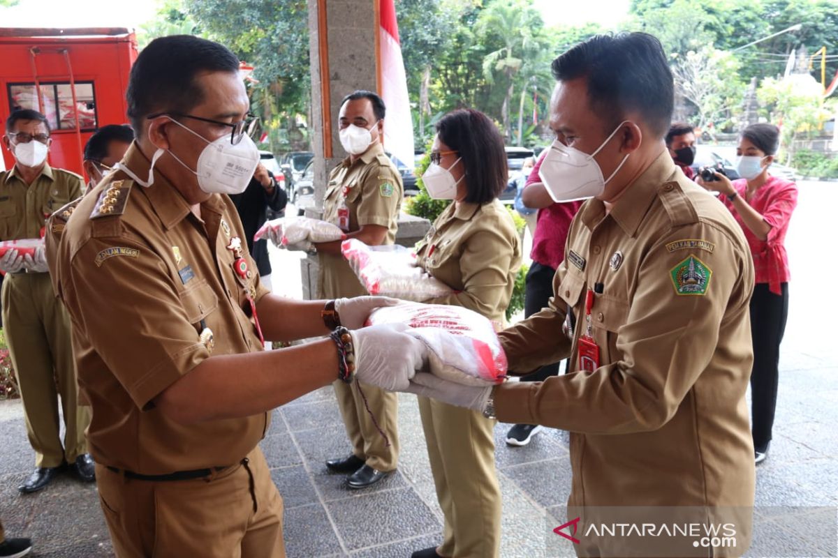 Bupati Tabanan bagikan bantuan beras PPKM untuk masyarakat