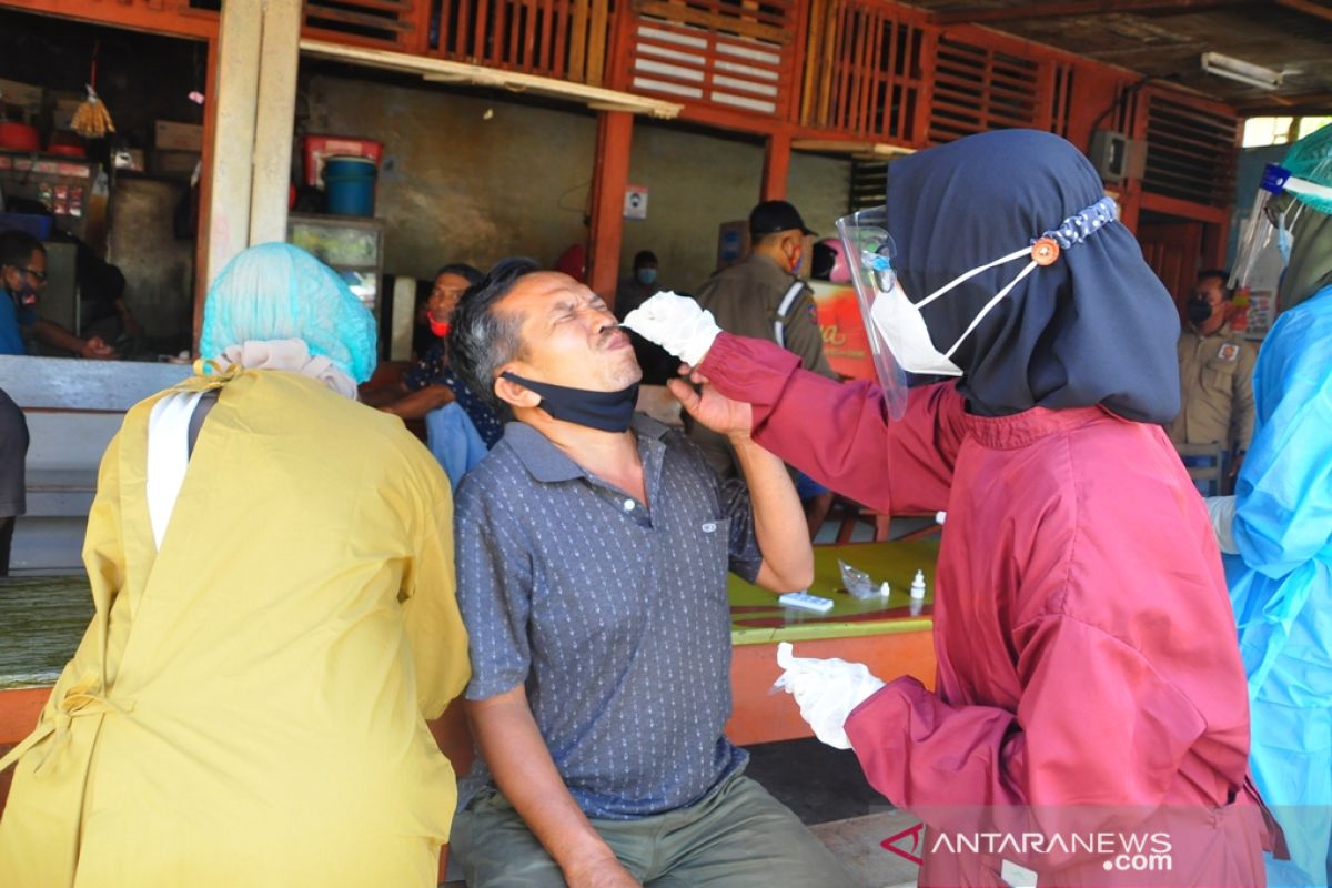 Pemkab Belitung Timur swab antigen secara acak sejumlah pedagang