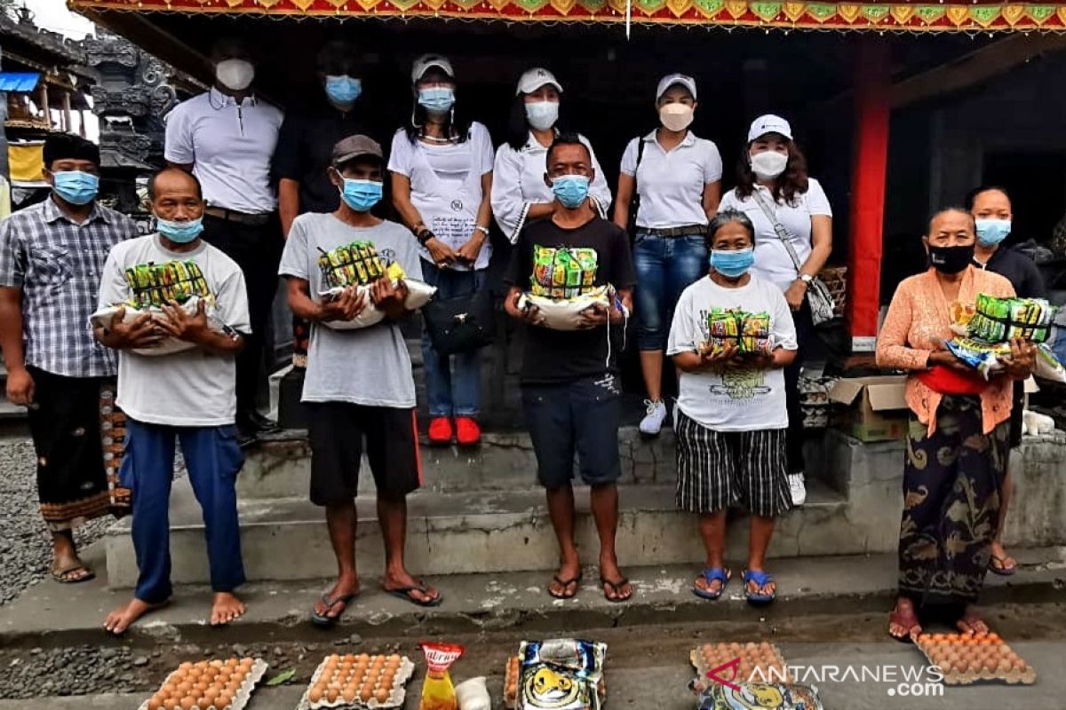 Istri sekda Gianyar berbagi kasih saat pandemi