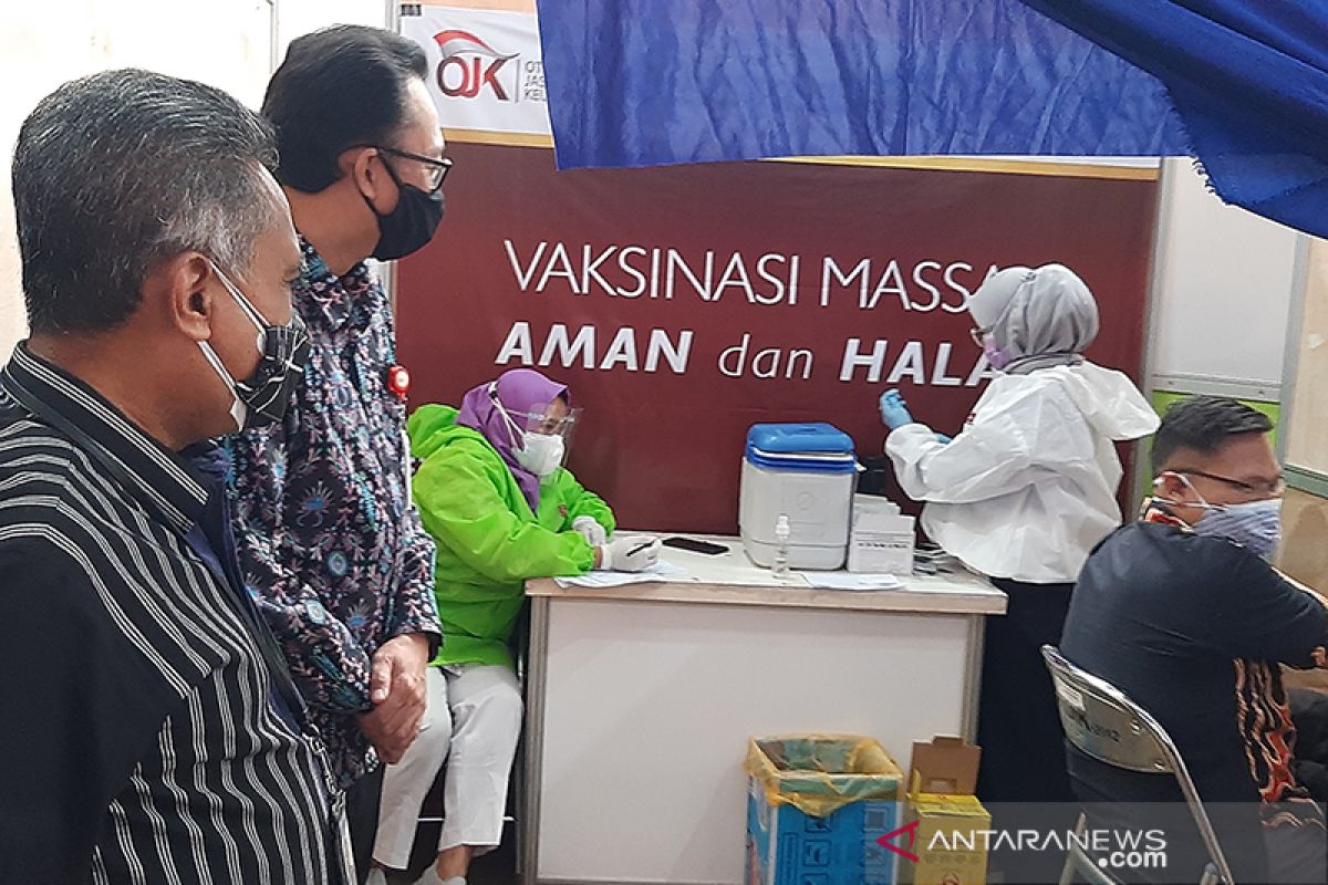 Pelaku industri jasa keuangan di Banyumas Raya divaksin COVID-19