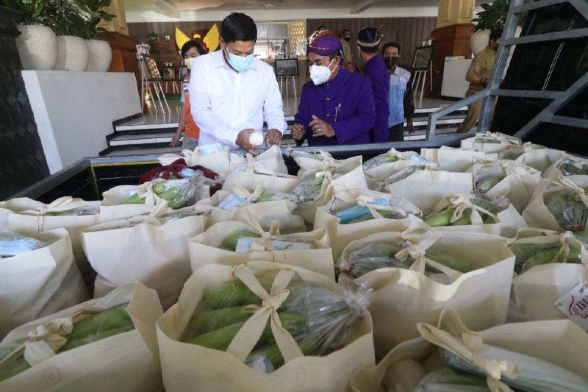 Pemkot Kediri bagikan hasil bumi selesai ritual "Manusuk Sima"