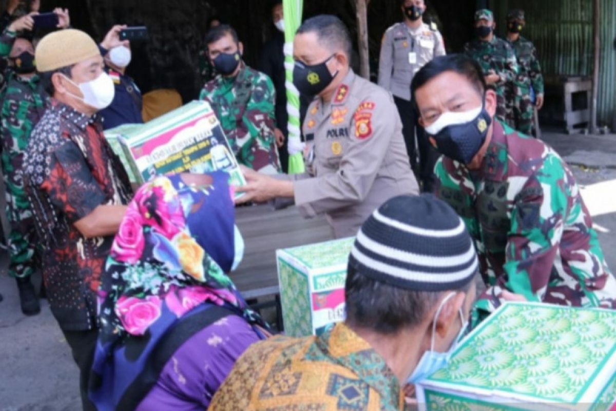 Kodam II Sriwijaya salurkan  bantuan sembako