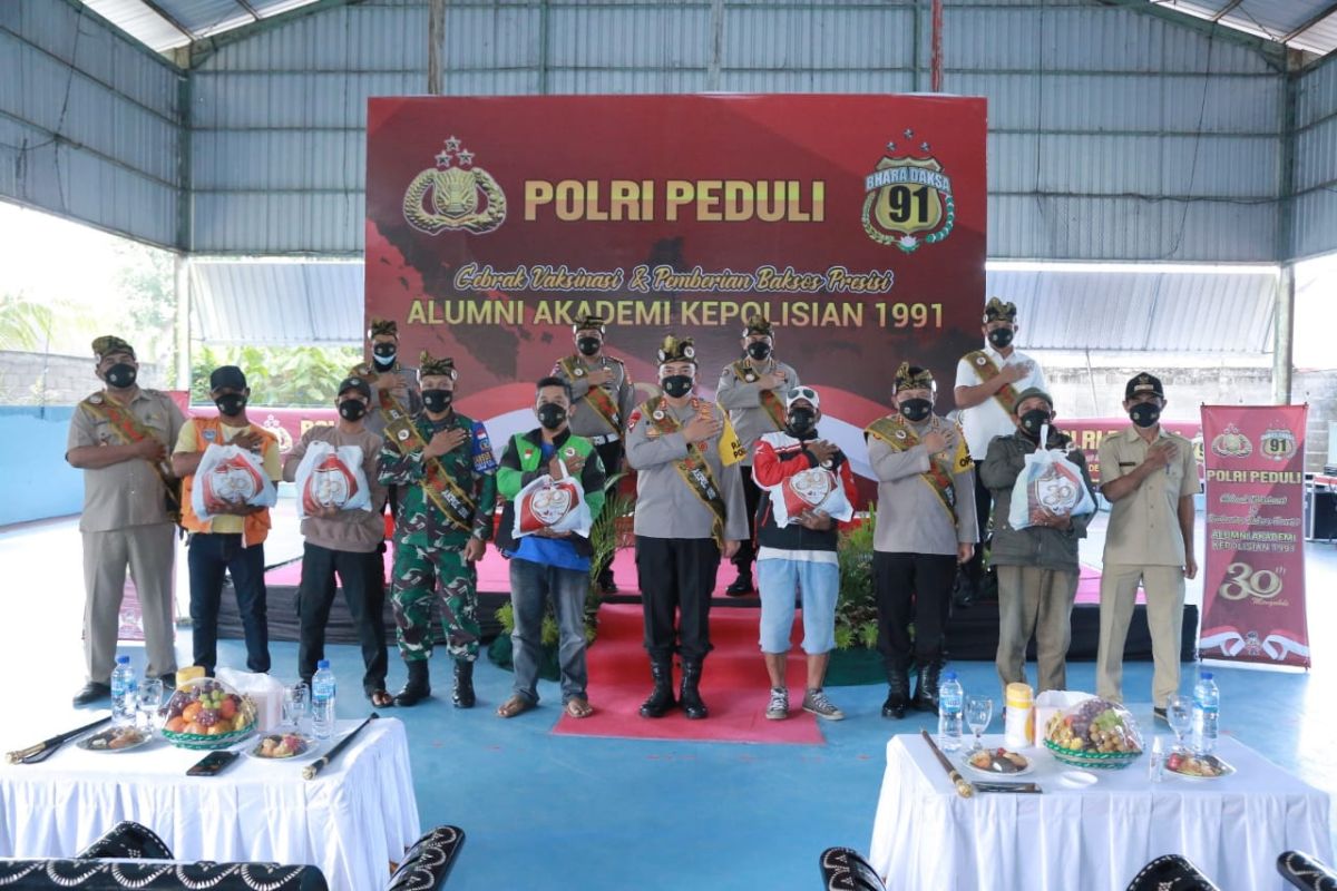 Alumni Akpol 1991 membagikan 2.500 paket sembako di Mataram