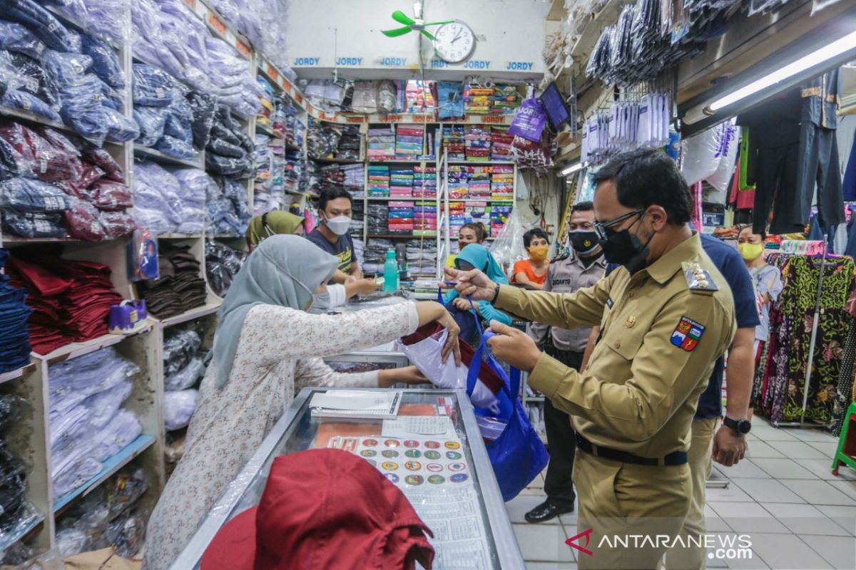 Perpanjangan PPKM Level 4, Bima Arya tinjau pedagang pasar rakyat Kota Bogor