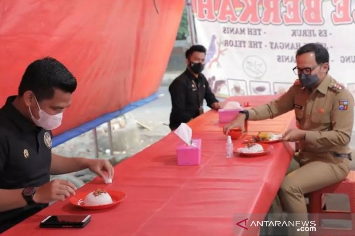 Bima Arya makan di warung tenda sosialisasikan PPKM Penyesuaian di Kota Bogor