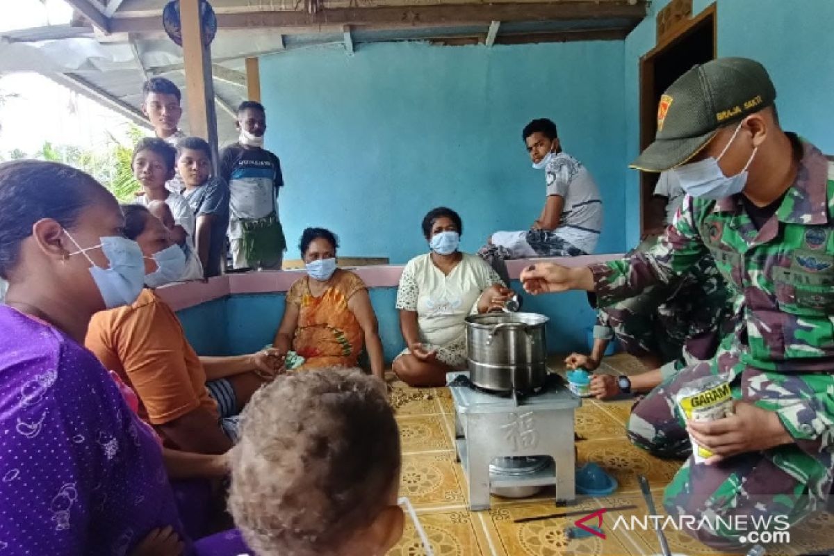 Satgas TNI Yonif 131 ajarkan warga perbatasan buat minuman tradisional