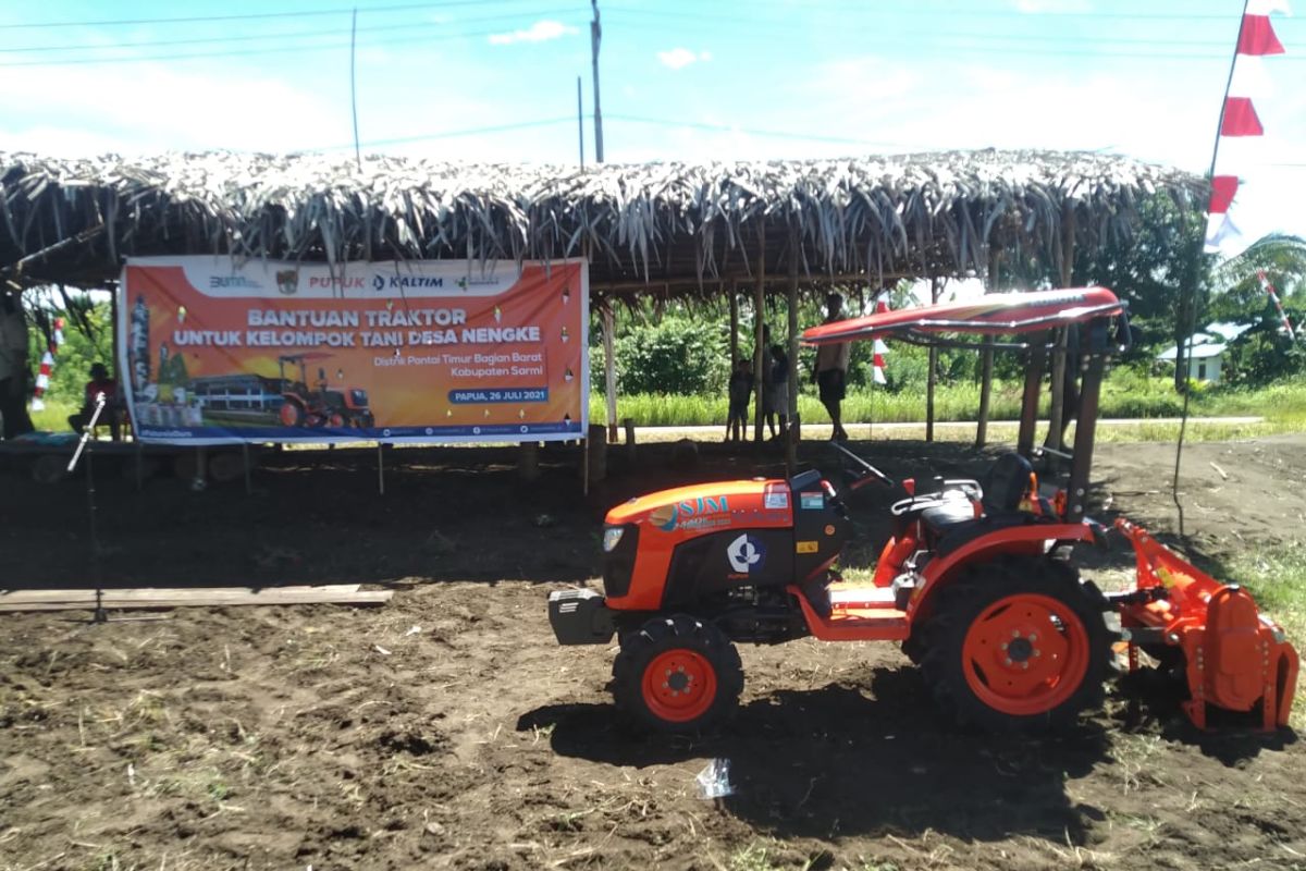 Pupuk Kaltim salurkan bantuan traktor untuk petani di Papua
