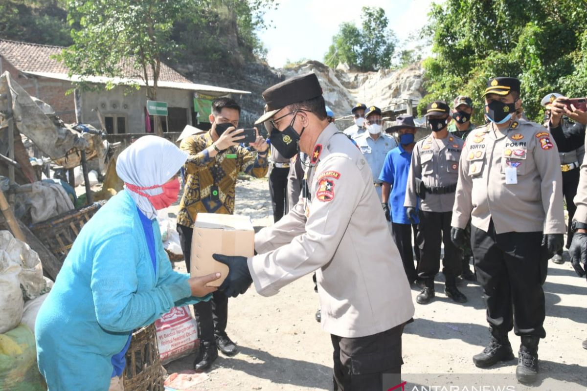 Korlantas membagikan 500 sembako kepada pemulung terdampak PPKM di Bantul