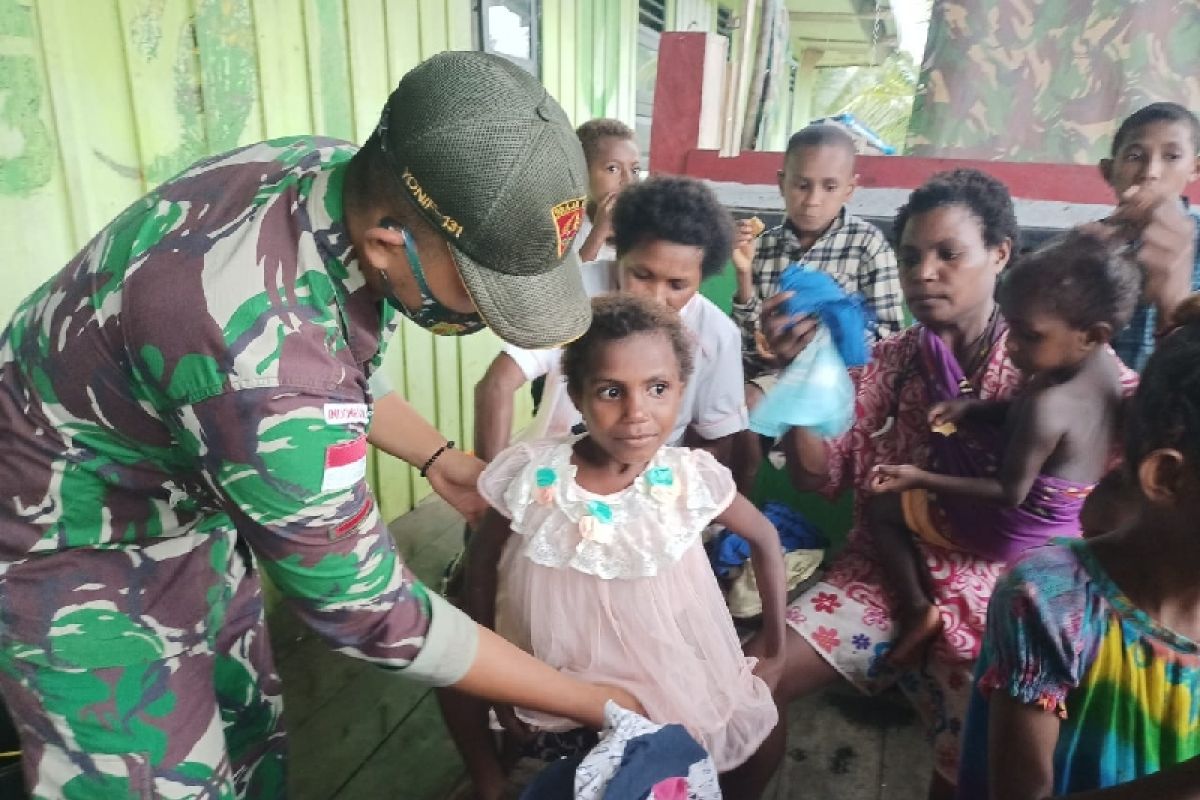 Satgas TNI bagi perlengkapan sekolah untuk anak di perbatasan