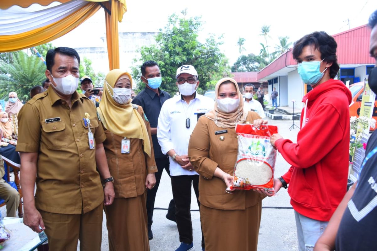 Bupati Bengkalis salurkan bantuan beras PPKM  kepada 20.291 KPM