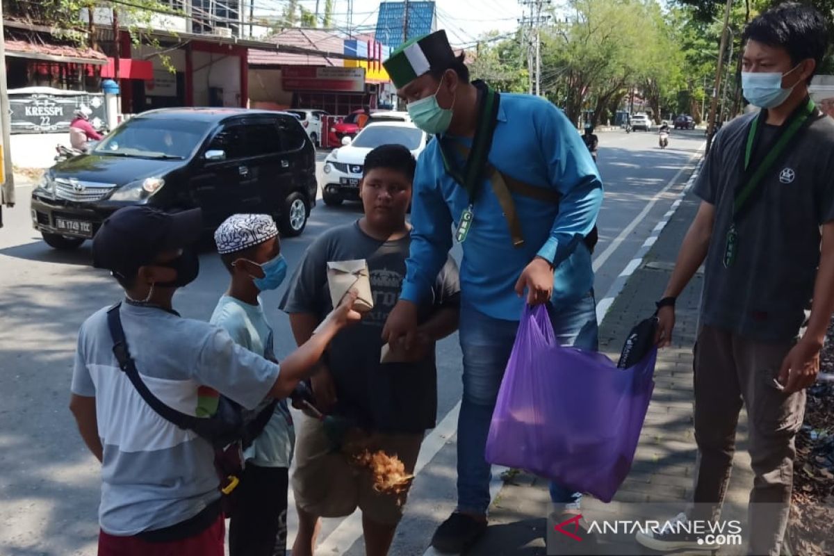 Bantu warga yang terdampak PPKM level IV, HMI berbagi nasi bungkus