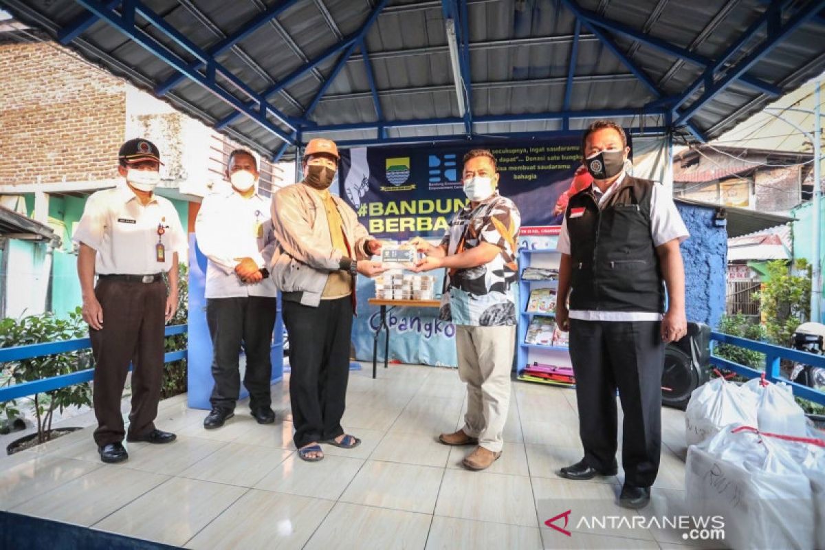 Bandung residents come forward to help one another amid pandemic