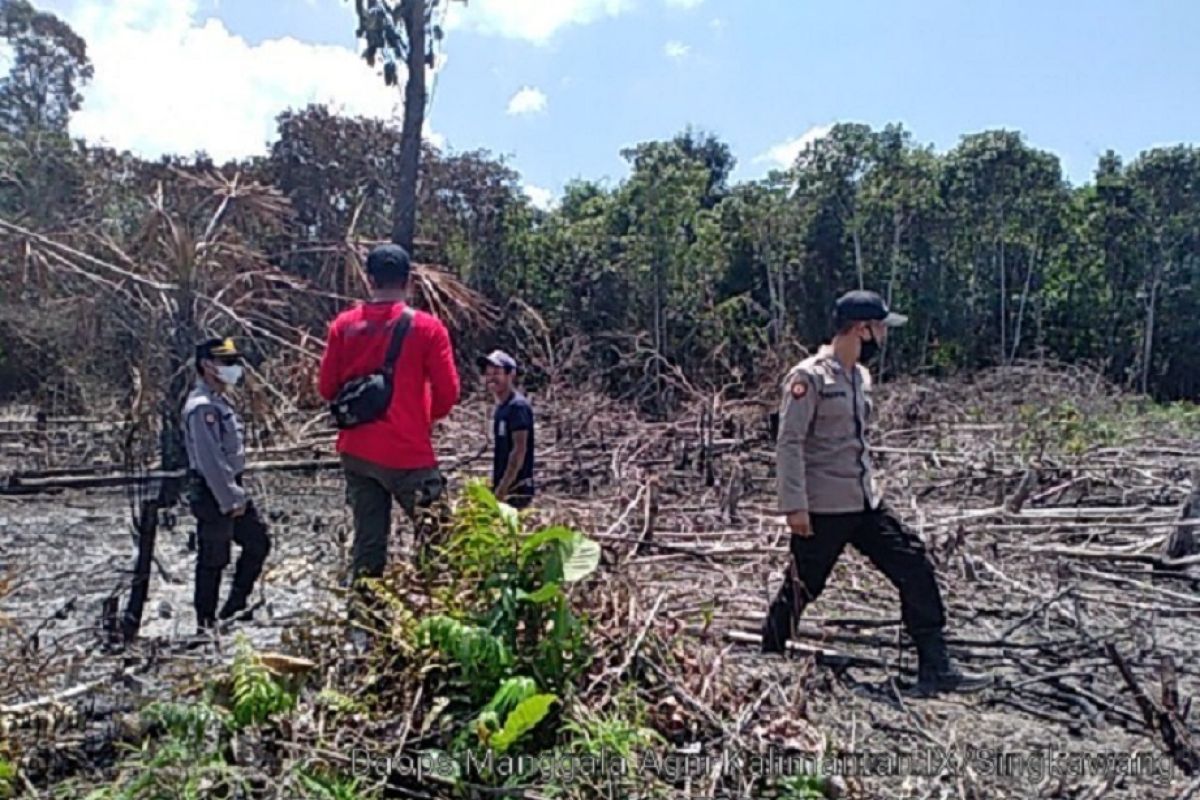 Lahan terbakar di Singkawang akibat cuaca panas