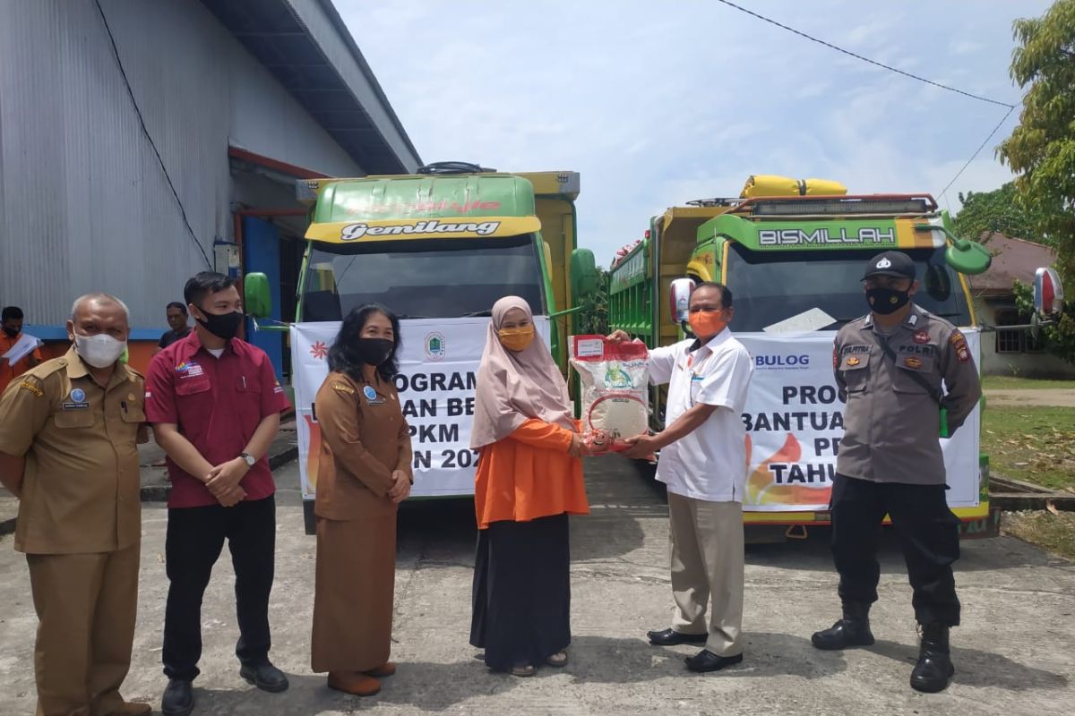 Kantor Pos Putussibau salurkan beras PPKM hingga ke batas RI-Malaysia