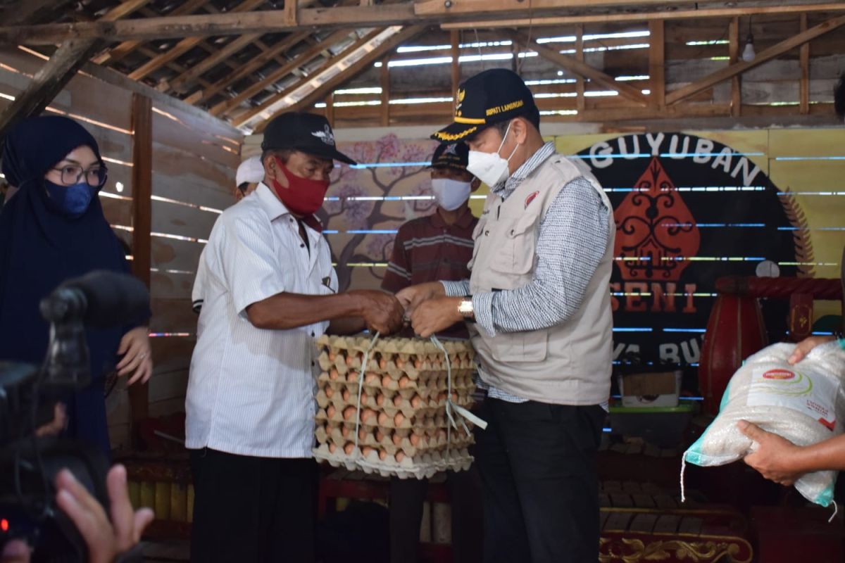 Pemkab Lamongan salurkan bansos kepada pekerja seni