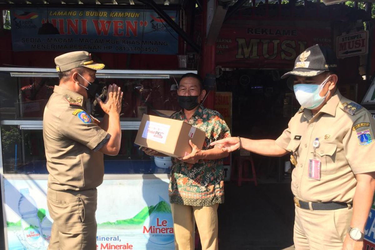 Pemkot Jakpus salurkan sembako untuk pedagang nasi kapau Senen