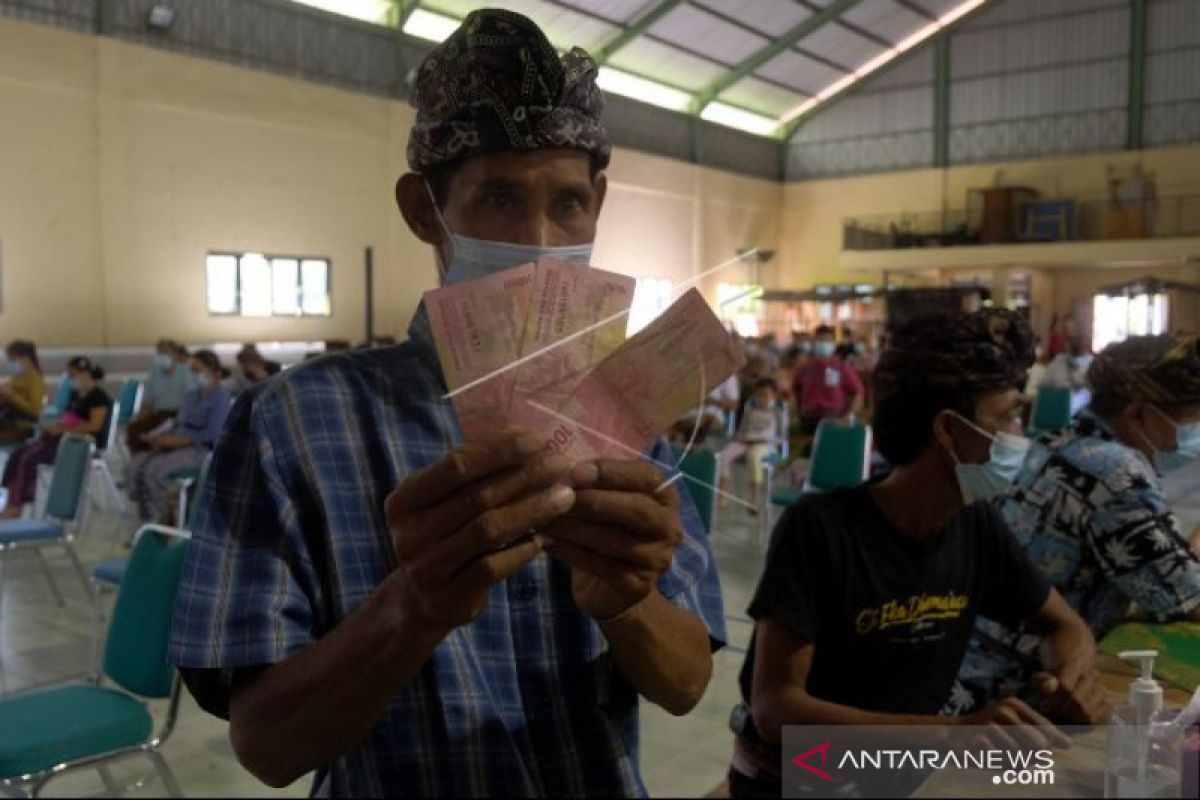 Pemkab Badung salurkan bantuan uang tunai PPKM